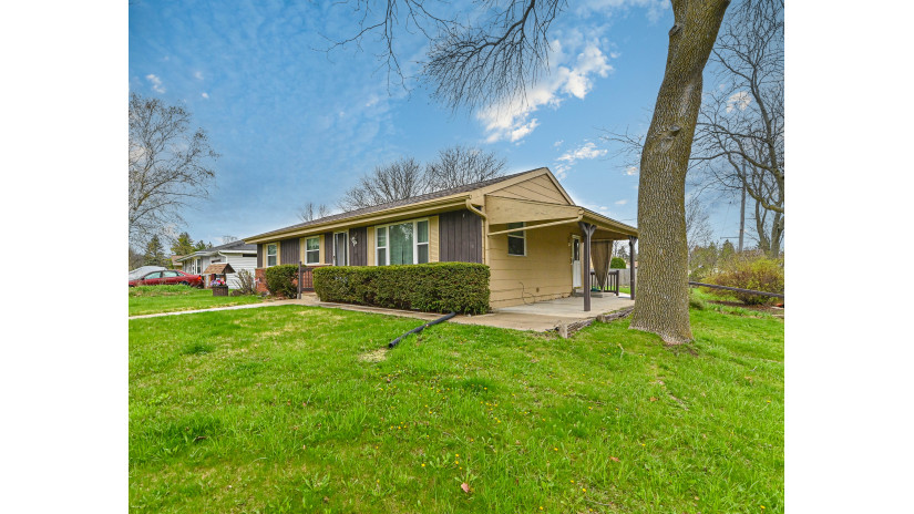 5594 S Honey Creek Dr Milwaukee, WI 53221 by Shorewest Realtors $250,000