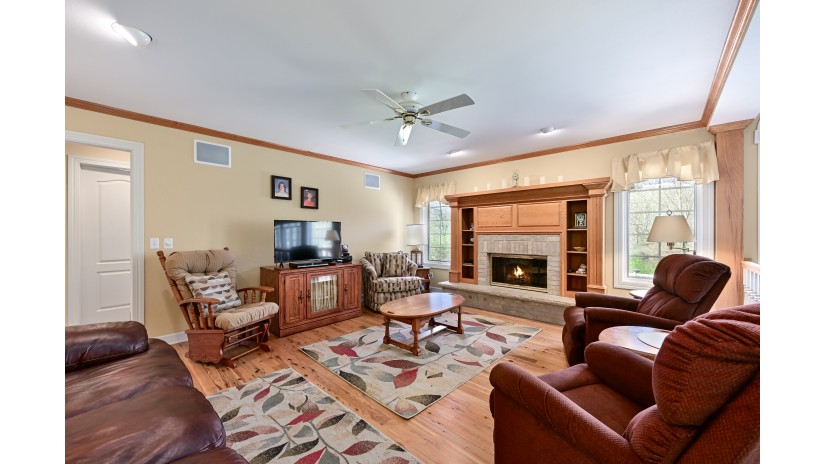 30823 Lawn Dr Waterford, WI 53185 by Shorewest Realtors $629,000