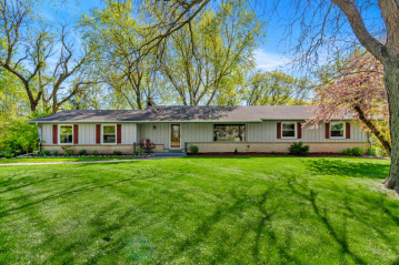 8725 W Poplar Dr, Mequon, WI 53097-3149