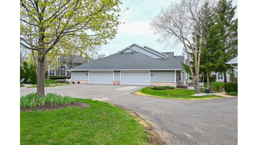 14219 W Waters Way New Berlin, WI 53151 by Shorewest Realtors $339,900