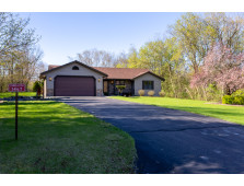 1467 Pathfinder Ln, Farmington, WI 53090