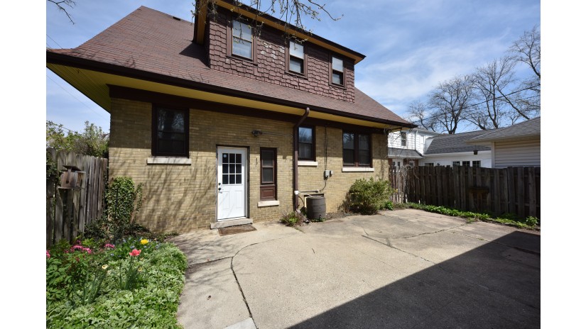 6935 W Wisconsin Ave Wauwatosa, WI 53213 by Shorewest Realtors $460,000
