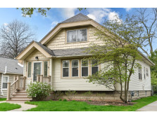 2507 N 70th St, Wauwatosa, WI 53213-1323