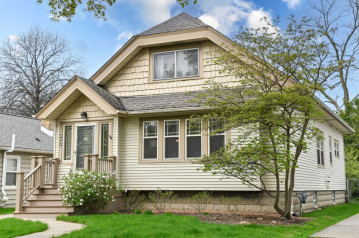 2507 N 70th St, Wauwatosa, WI 53213-1323