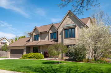 W69N392 Evergreen Blvd, Cedarburg, WI 53012