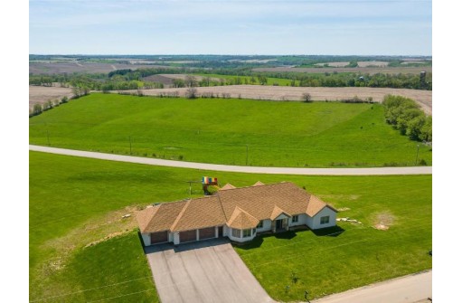 16648 Pond View, Mineral Point, WI 53565