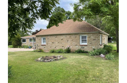 N1124 Golf Road, Prairie Du Sac, WI 53578