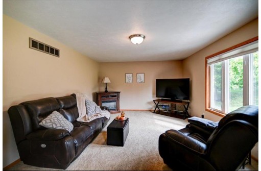 280 Ridgeview Drive, Lake Mills, WI 53551