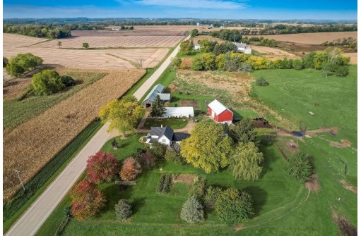 974 County Road B, Cambridge, WI 53523