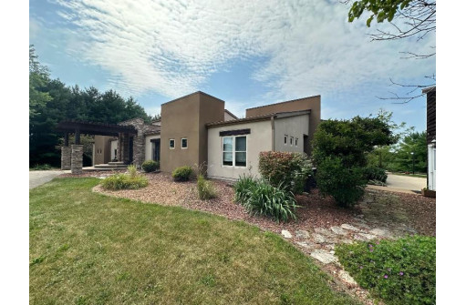 W5614 Sunset Hills Lane, Monroe, WI 53566-3742