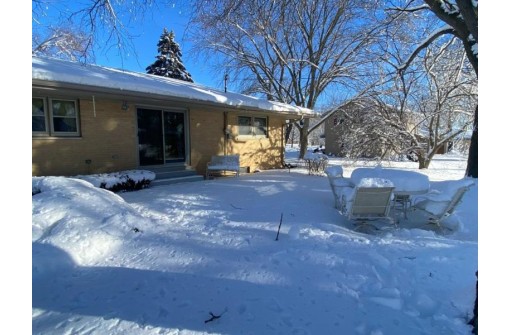 12111 W Chapman Avenue, Greenfield, WI 53228