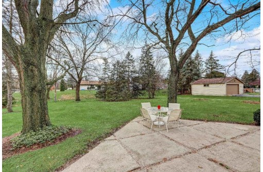 12111 W Chapman Avenue, Greenfield, WI 53228