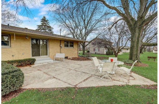 12111 W Chapman Avenue, Greenfield, WI 53228