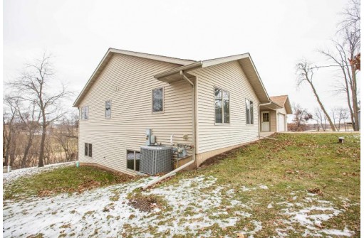 1068 Woodland Road, Platteville, WI 53818