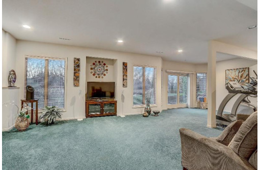 902 N Fairbrook Drive, Waunakee, WI 53597