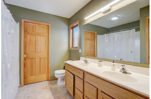 707 Lochmoore Drive, Waunakee, WI 53597