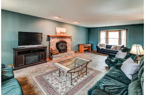 1101 Nesheim Road, Deerfield, WI 53531