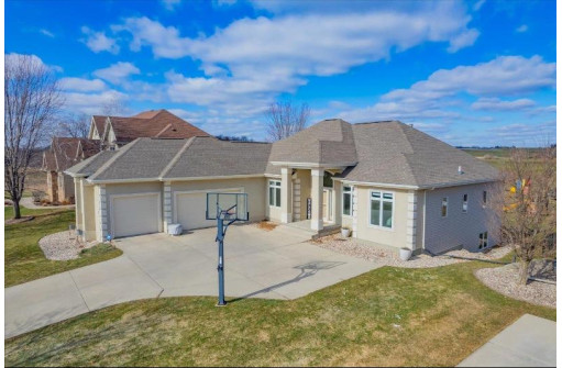 624 N Meadowbrook Lane, Waunakee, WI 53597