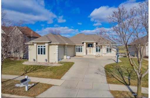 624 N Meadowbrook Lane, Waunakee, WI 53597