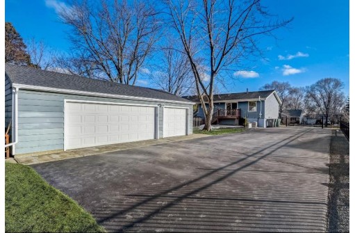 178 W Pembroke Way, Wales, WI 53183-9742