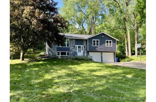 718 Iroquois Court, Baraboo, WI 53913