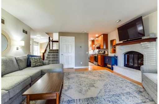 7834 W Oakbrook Circle, Madison, WI 53717