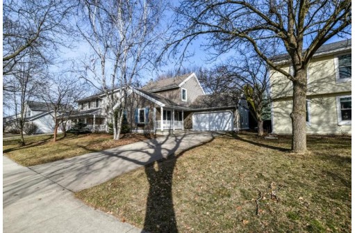 7834 W Oakbrook Circle, Madison, WI 53717