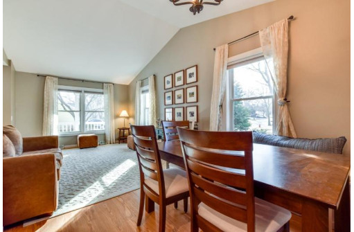 7834 W Oakbrook Circle, Madison, WI 53717