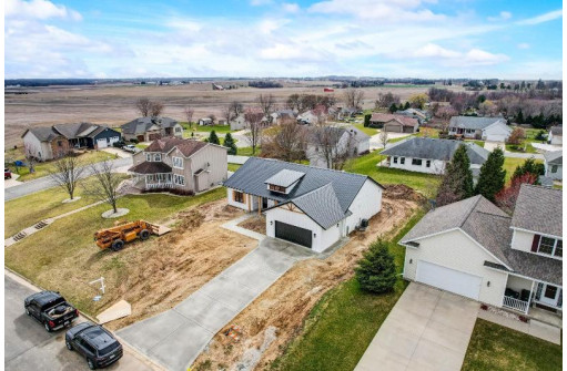 608 Bretts Way, Orfordville, WI 53576