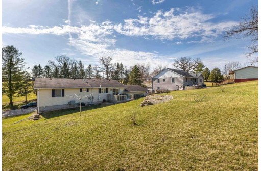 301 Colina Verde Court, Darlington, WI 53530