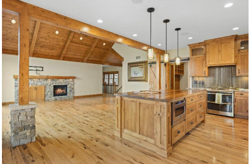 6680 Covered Bridge Trail, Sun Prairie, WI 53590