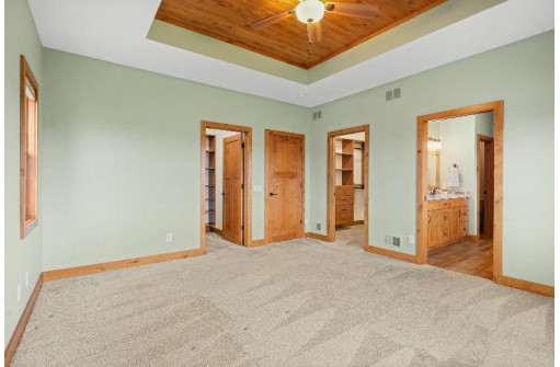 6680 Covered Bridge Trail, Sun Prairie, WI 53590