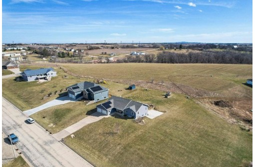 313 Diamond Oaks Drive, Dodgeville, WI 53533