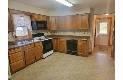 E4107 Lake Road, Hillpoint, WI 53937