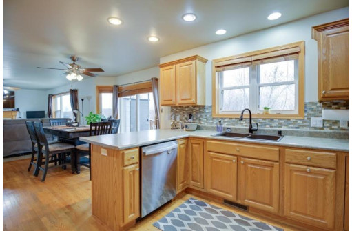 418 Old Indian Trail, DeForest, WI 53532