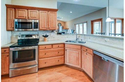 406 St Francis Court, Cross Plains, WI 53528