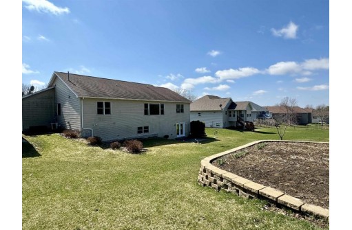 704 Prairie Hills Drive, Dodgeville, WI 53533-0000