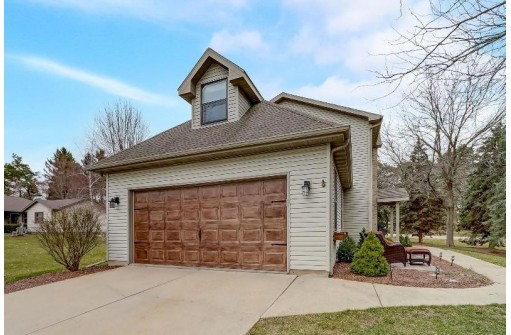 W9125 Tall Pines Place, Cambridge, WI 53523