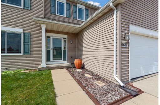 1609 Wildrose Way, Janesville, WI 53546