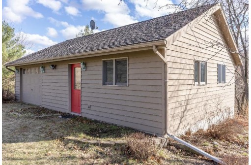 E2641 Gatling Court, La Valle, WI 53941-9580