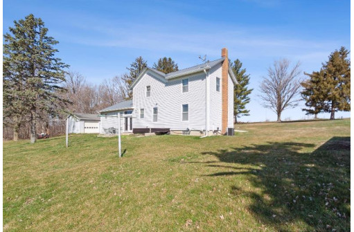 W5077 Advance Road, Monroe, WI 53566-9632