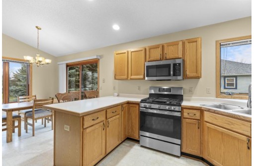 535 Oakwood Drive, Oregon, WI 53575