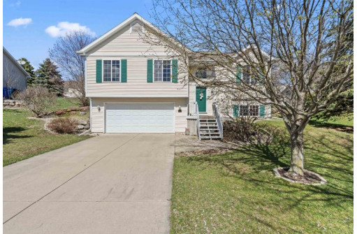 112 Stonefield Circle, Mount Horeb, WI 53572