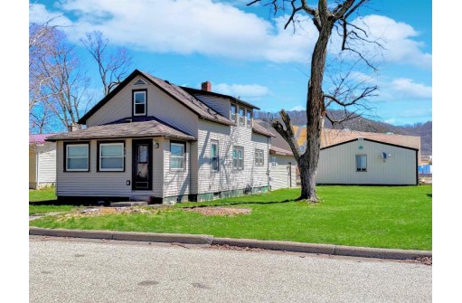 910 N Michigan Street, Prairie Du Chien, WI 53821