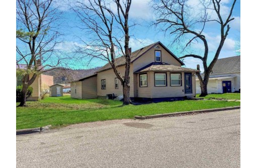 910 N Michigan Street, Prairie Du Chien, WI 53821