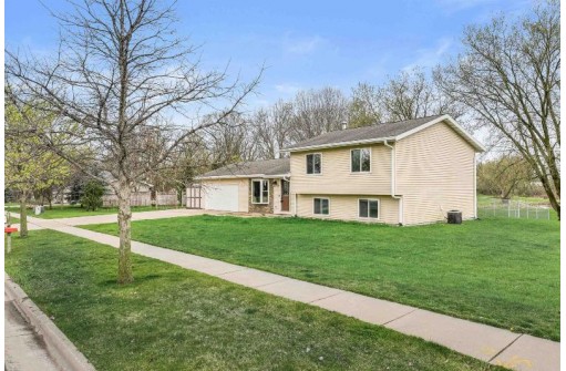 427 Topeka Drive, Lake Mills, WI 53551