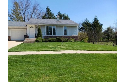 1044 N Wuthering Hills Drive, Janesville, WI 53546