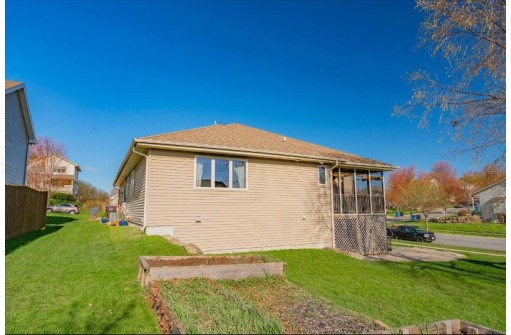 700 Stonefield Way, Mount Horeb, WI 53572