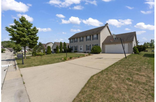 4037 West Whispering Ridge Pass, Franklin, WI 53132-8879