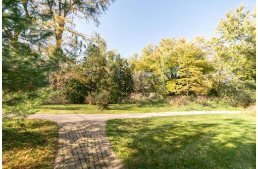 N1517 Meadow Ridge Circle, Lake Geneva, WI 53147